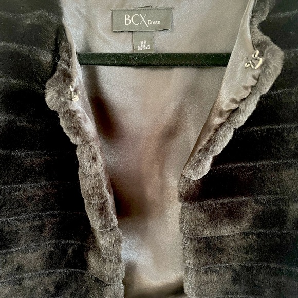 Crop Faux Fur Jacket - Picture 2 of 2